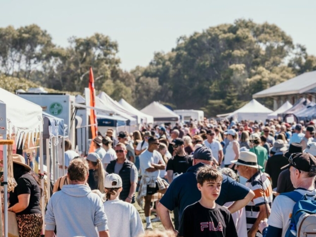 small market crowd 2